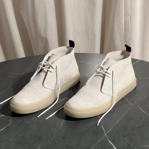 Helt oanvända och stiliga skor från Fredd Perry - Väldigt stiliga och helt oanvända Beiga skor i mocka från Fred Perry. Storlek 41 