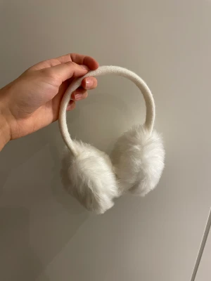 Vita öronmuffar  - Fluffiga!! Så fina. Justerbara 