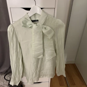 Blus. - Fin blus, Andvänd 1 gång. Pris är diskuterbart.