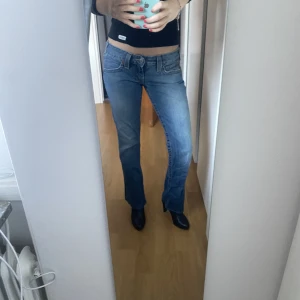 True Religion Jeans - Ett par utsvängda, lågmidjade true religion jeans som jag köpt på en secondhand i Danmark för cirka 800kr. Jag har fått dom uppsydda och dom är litet slitna men själv har jag knappt använt dom. Dom är lite stora i midjan men passar mig som är S och 163🤩🥰