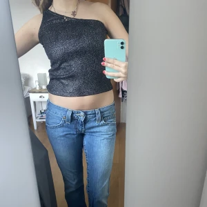 Festtopp one shoulder - En one shoulder festtopp köpt från secondhand- okänt märke! Den är i strl 146-152 men passar mig med xs-s. Väldigt unik med coola mönster. 