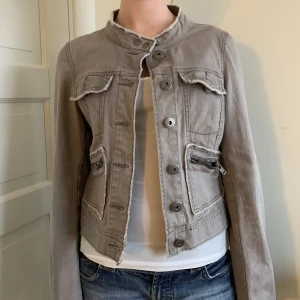 Jacka  - Så cool jacka med fina detaljer!