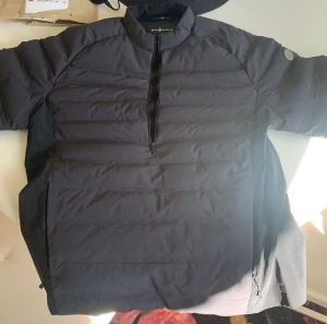 Sail racing- Race Down Anorak X-Large - Icke använd, ett hål i ena fickan men de går att fixa, inget överdrivet.. Blivit som en dubbelficka. Tar bud på jackan