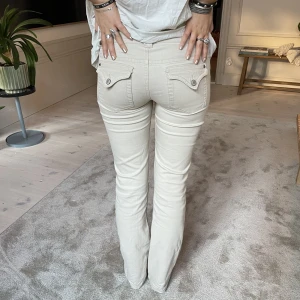 Lågmidjade Jeans - Skitcoola lågmidjade bootcut jeans, knappt använda så de är i perfekt skick🙌 Innerbenslängd: 83cm Ytterbenslängd: 102cm Midjemått: 37cm 