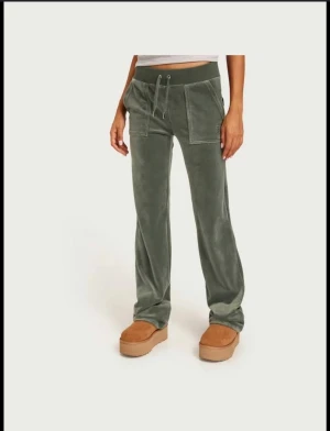 Juicy byxor  - Säljer dessa superfina juicy byxor i strl M❤️bara använda fåtal ggr och i väldigt bra skick. Köpta på nk för 1200. Kan tänka mig att sänka priset vid snabb affär 