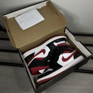 Jordans  - Jordan 1 mids storlek 44.5 , cond 9.0 , pris 1500+frakt eller kom pm med bud.