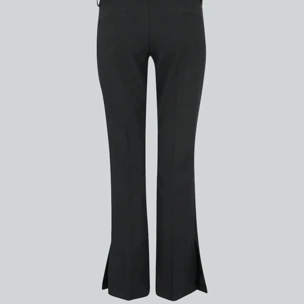 Fina Lågmidjade kostymbyxor med slits nertill, från bikbok. Storlek 38 men passar även 36. Jeans & Byxor.