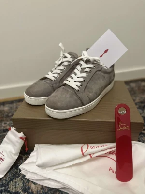 Christian Louboutin - Alla tillbehör kommer med, använda fåtal gånger Storlek 42