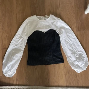 Blus/korsett - Jättesöt blus med en inbyggd korsett från hm. Köpt second hand, bra skick