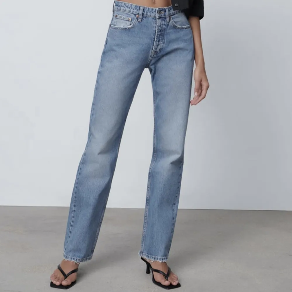 Supernice jeans från zara i deras ”mid waist full length” modell!! Har tyvärr blivit för små😿. Jeans & Byxor.