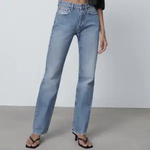 Supernice jeans från zara i deras ”mid waist full length” modell!! Har tyvärr blivit för små😿