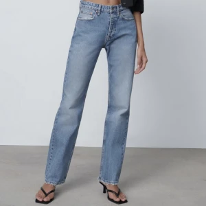 Jeans - Supernice jeans från zara i deras ”mid waist full length” modell!! Har tyvärr blivit för små😿
