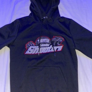 Trapstar shooters - Hej Jag säljer min trapstar shooters dress oanvänd för att jag tappade intresse för den. Vill bara bli av med den och få lite pengar istället för att slänga bort den. Kan mötas upp i Norrtälje och Stockholm! Priset kan diskuteras 