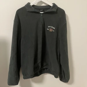 Zip Fleece - Super varm och skön 1/4 zip fleece Storlek S men passar M bra. Använd cirka 2 gånger. Tveka inte om att fråga om bild etc.