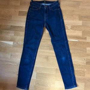 Lee jeans  - Helt oanvända Lee jeans i modellen Scarlett high. 