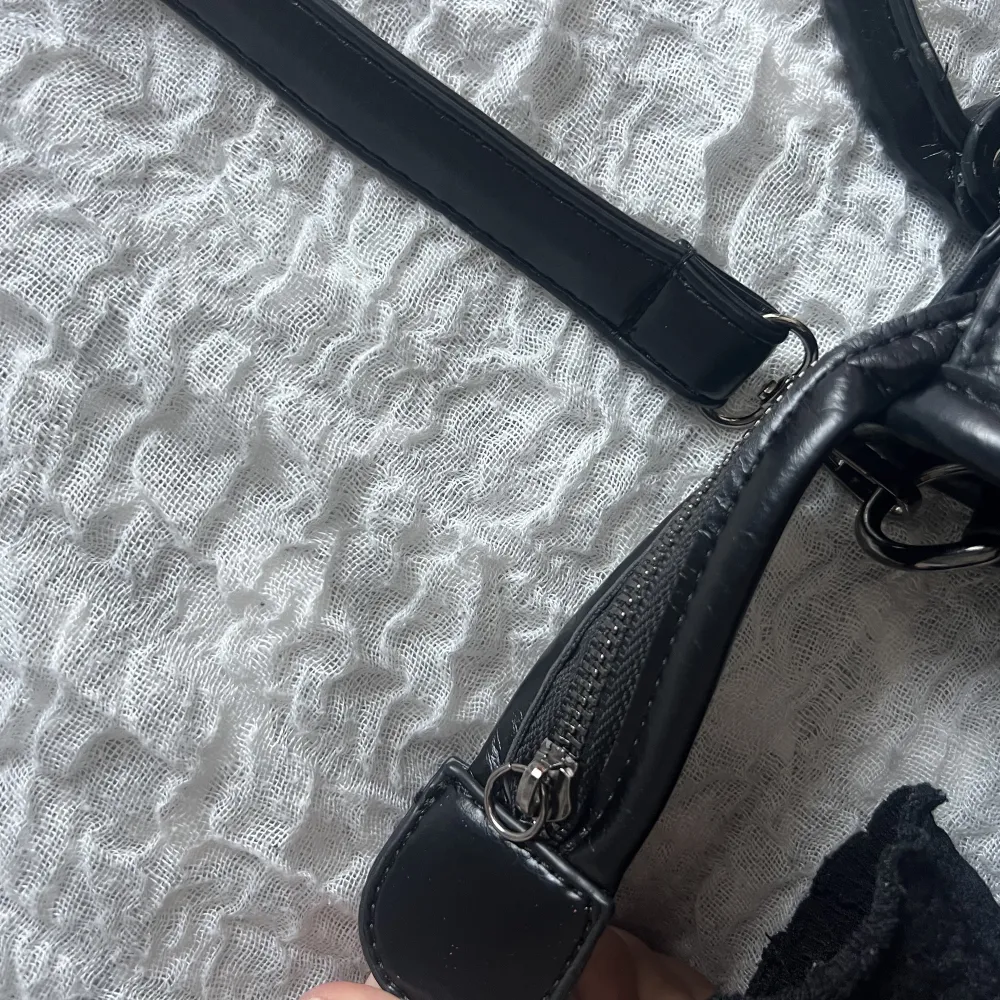 säljer denna balenciaga liknande väska, bra skick förutom att tråden på dragkedjan är borta samt den här ”plånboken” med smegeln också är borta. . Väskor.