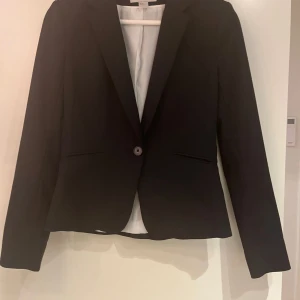 Kavaj H&M - Mörkblå Kavaj från H&M. Knappt använd, i nyskick. 