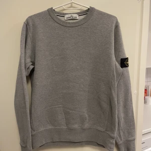 Stone island crewneck, tröja, grå - Helt ny stone island tröja i färgen grå. Kan gå ned vid snabbaffär 
