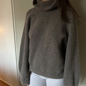 stickad tröja - brun super fin polo tröja från other stories, jätte mysig stickad och varm🤎 stl S