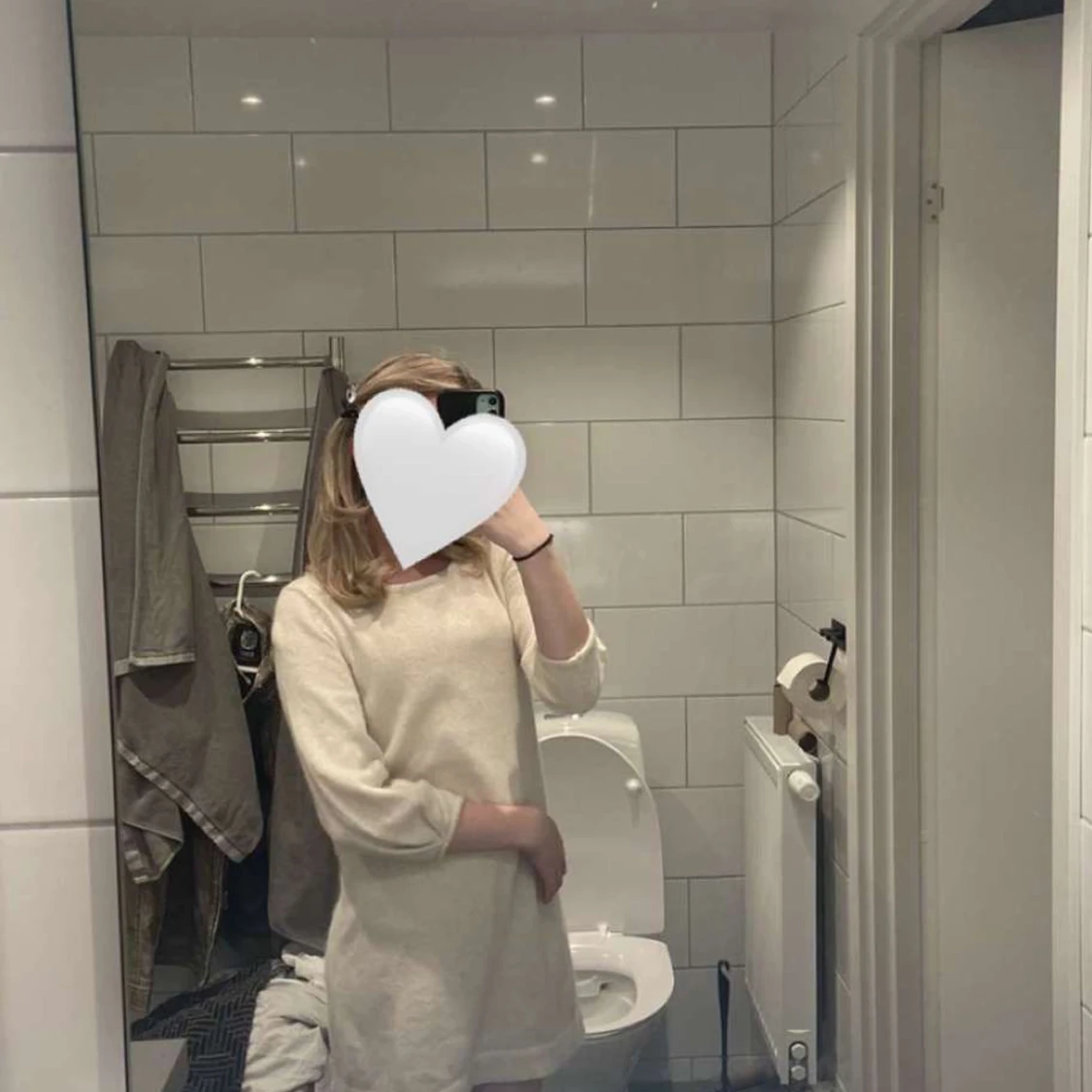 Ljusbeige glittrig stickad klänning