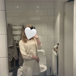 Ljusbeige glittrig stickad klänning - Säljer min klänning pga att den inte kommer till användning. Pris kan diskuteras💗