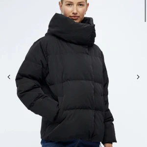 Object jacka - SÖKER den här jackan med hög krage från object i storlek xs eller s. Kan tänka mig de andra färgerna oxå och jag kan betala bra!!! Skriv om ni kan tänka er att sälja !!🥰🥰