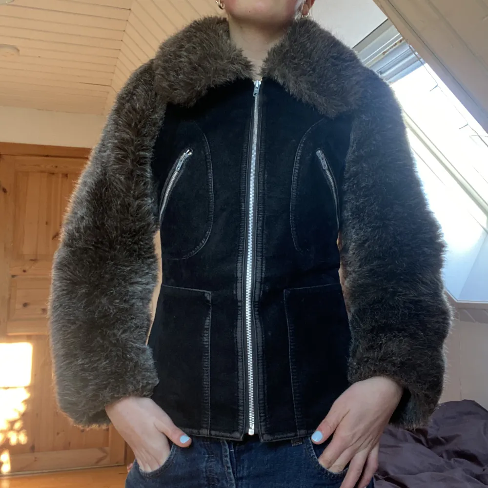 Såå snygg dixi coat pälsjacka som tyvärr blivit lite för liten för mig! . Jackor.
