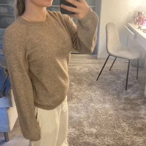 Stickad tröja beige  - Verkligen jätte fin tröja HELT NY storlek 158 samma som xs 