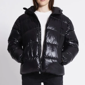 Lager 157 pufferjacka  - En super snygg glansig svart vinterjacka från lager 157 . Jackan är jätte lik h&ms pufferjacket   Prisförslag 