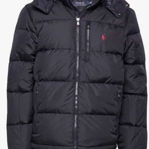 Ralph Lauren jacka - Söker en Ralph Lauren jacka i storlek M, lik den som finns på bilden. Någon liknande går också. 