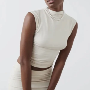 Neck top från gina tricot  - Säljer denna neck topp som jag fick i present från gina. Helt oanvänd. Kontakta mig vid frågor. 💗