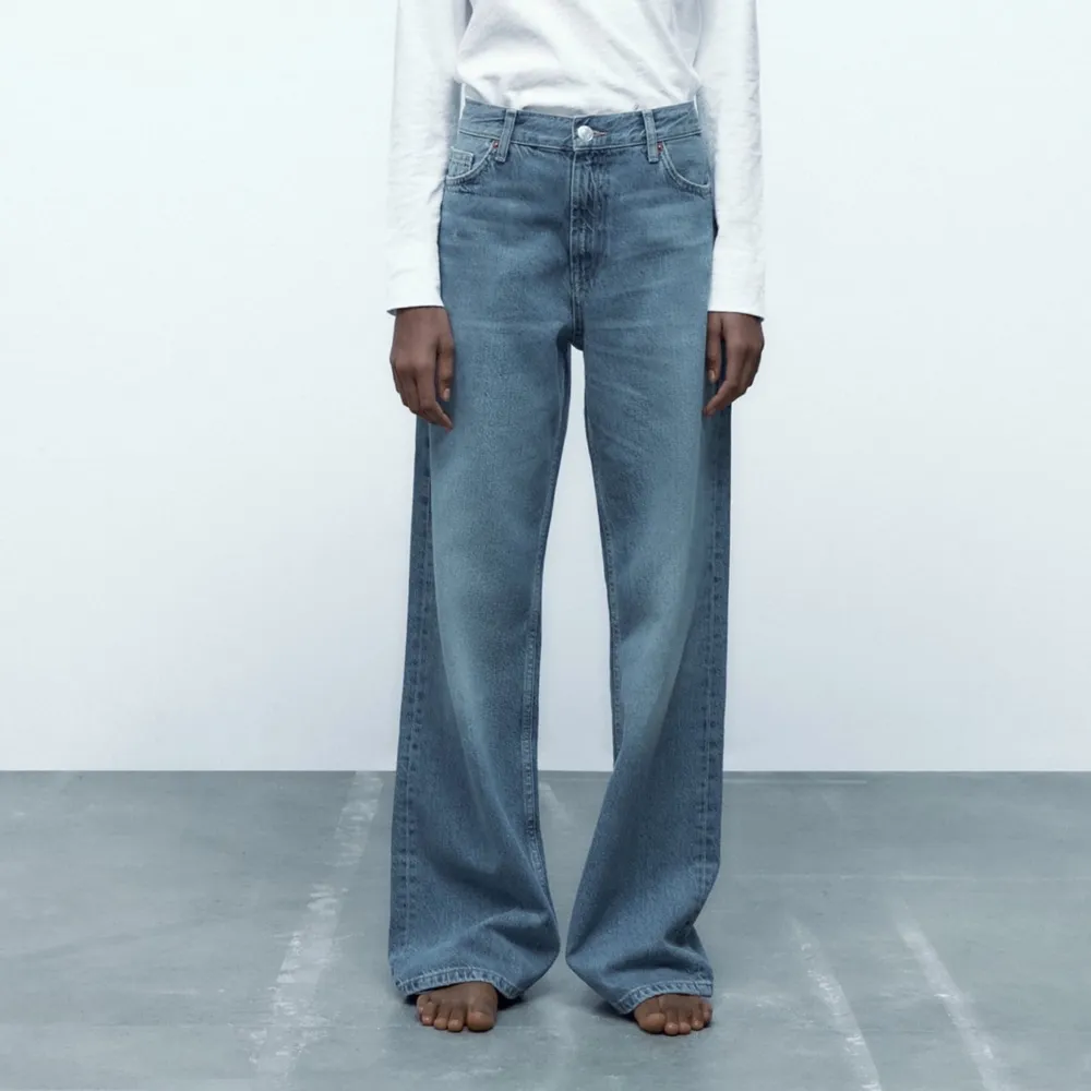 supersnygga baggy jeans med medelhög midja från zara. knappt använda. . Jeans & Byxor.