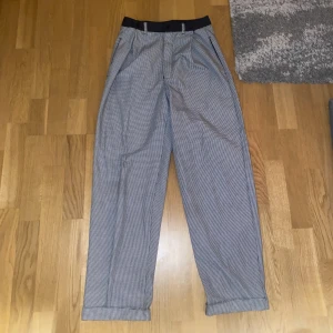 Mönstrade byxor - Storlek S. Säljs då de tyvärr inte kommer till användning längre. Justerbara i midjan med knapparna som visas på sista bilden. Fint skick. För fler bilder/info skriv i DM😇💓