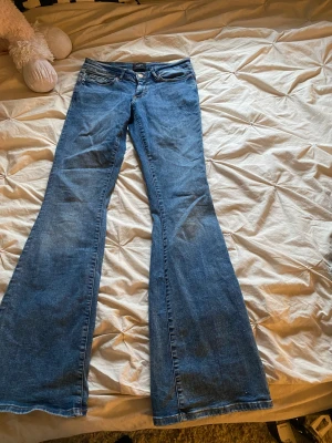 Jeans - Vero moda jeans!  Strl M, passar även S, lågmidjade.