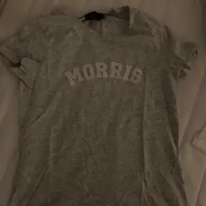 Morris T- shirt, ljus grå med tryck. Bra skick. Pris kan diskuteras💗