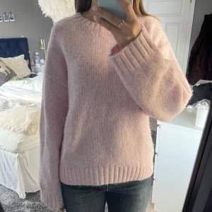 Säljer nu min rosa stickade tröja! Den är oversized och perfekt nu till vintern 😍😍😍 Supermysig och skön!!! Stl. XS men oversized så passar även en S. Nyskick!!!  Skriv innan ni trycker på köp nu 🥰