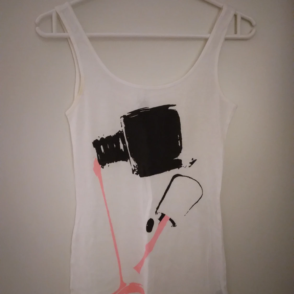 Vitt linne med tryck. Strlk: 32 / XS. Bomull. Felfri.