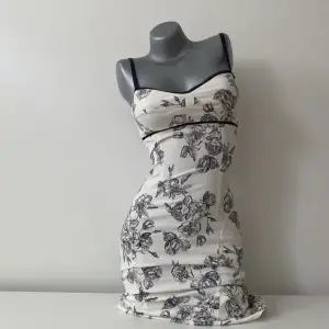 Vit vintage midi klänning med blommigt mönster på! Så unik och snygg. Har mycket stretch. Köpt dyrare därav pris 🤍