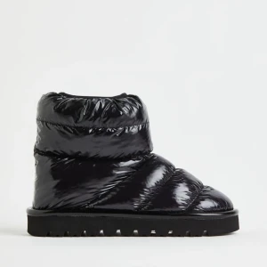 BOOTS H&M - Säljer ett par svarta och ett par silvriga. Svarta i nyskick med lapp kvar, silvriga använda 2-3 ggr.  150kr/styck. Storlek 40, passar mig som bär 40 i vanliga fall!🤍