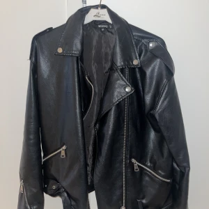 Skinnjacka från missguided - Svart skinnjacka från missguided säljes. I bra skick. 