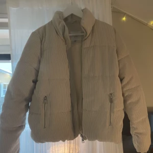 Höstjacka - Perfekta höstjackan som tyvärr inte kommer till användning. Manchesterliknande material