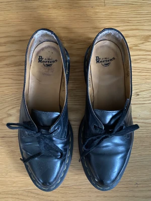 Supersöta Dr Martens - Nästan oanvända Dr Martens! Supersöta i en bekväm modell. Tyvärr är de lite för små för mig, därför nästan helt oanvända. Äkta läder (Nypris 1600). 