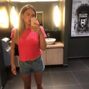 Tommy Hilfiger t-shorts  - Fin rosa t-shirt från Tommy Hilfiger! Knappt använd så superbra skick 