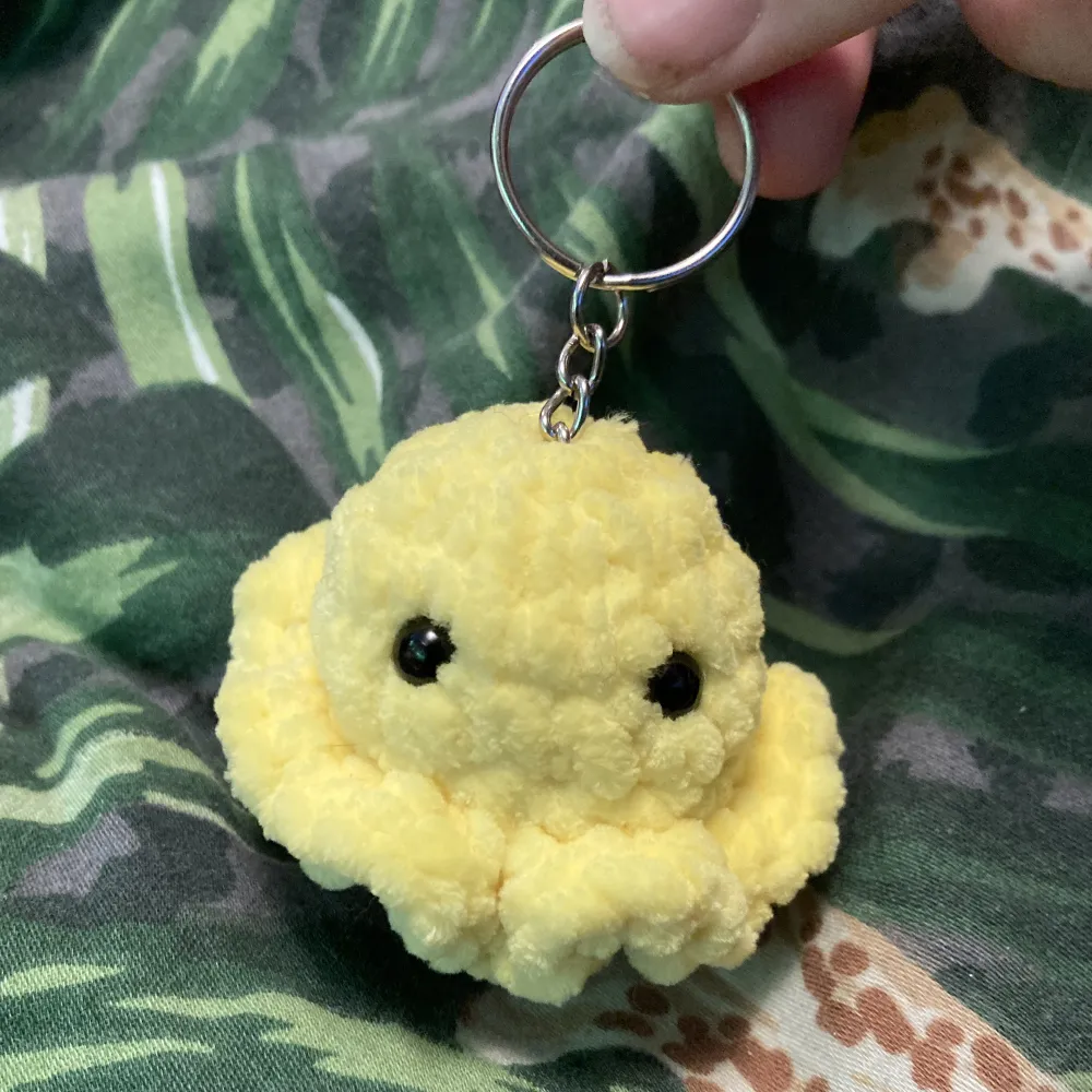 En gul virkad bläckfisk nyckelring som jag gjort själv ☺️ Finns fler saker att köpa på min insta @hanna_crochet_ 🫶🏽 . Accessoarer.