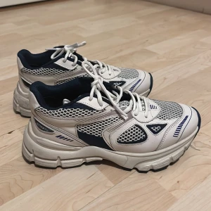 Axel Arigato  - Modell: Marathon Runner Blue Nypris: Ca 3000:- 