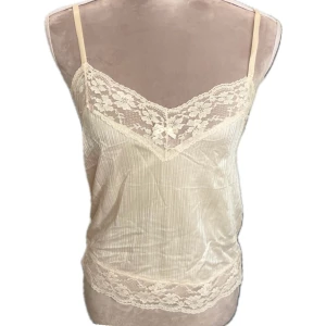 Spets topp - Spets linne köpt från beyond retro med prislappen kvar. Säljer då den aldrig kommit till användning. 