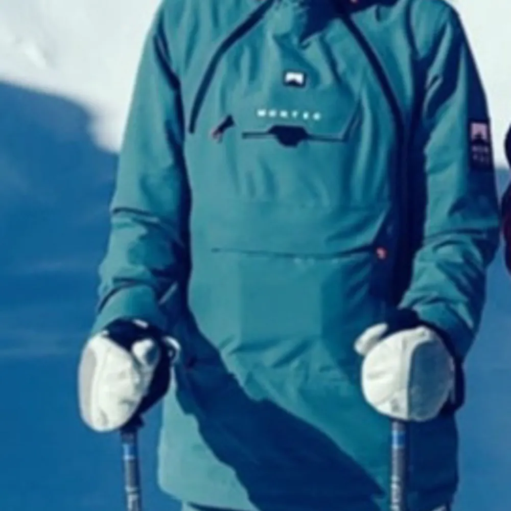 All-mountain Skidbyxa/snowboard, perfekt balans mellan värme o prestanda. Snygg turkos/grön färg. Ventilations dragkedja med mesh på insidan, snölås, justerbart midjeband o hängslen. Endast använd 2 veckor. Nypris 2300:-. Jeans & Byxor.