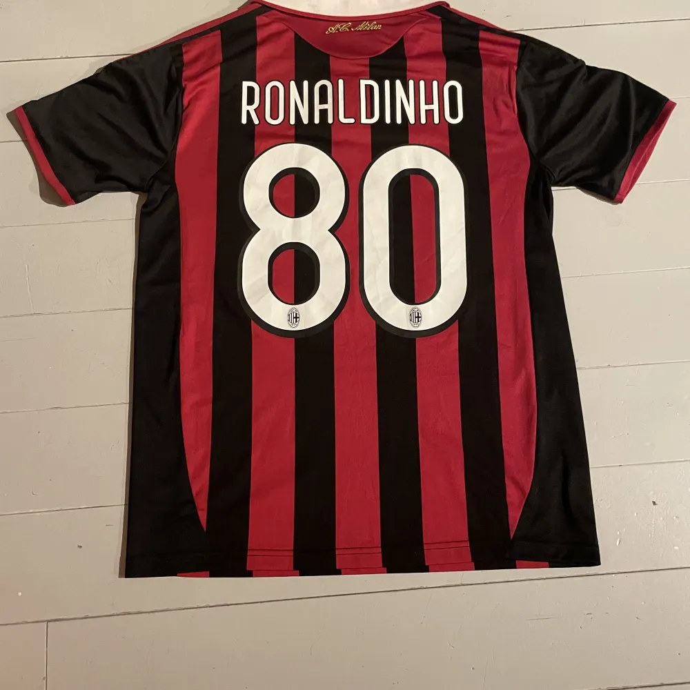 AC Milan fotbolls tröja, Ronaldinho nmr 80, bra skick bara andvänd ett fåtal gånger . T-shirts.