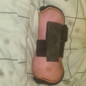 Ben skydd - Säljer dessa jätte fina rosa ben skydden i st full.  Använda 3 ggr 