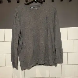 Jätte snygg ralph lauren longsleeve som är i bra skick. Ny pris på den ligger cirka på 700 kr, vårt pris 249 kr! Storleken är M men passar även L. Hör av dig vid minsta fråga!